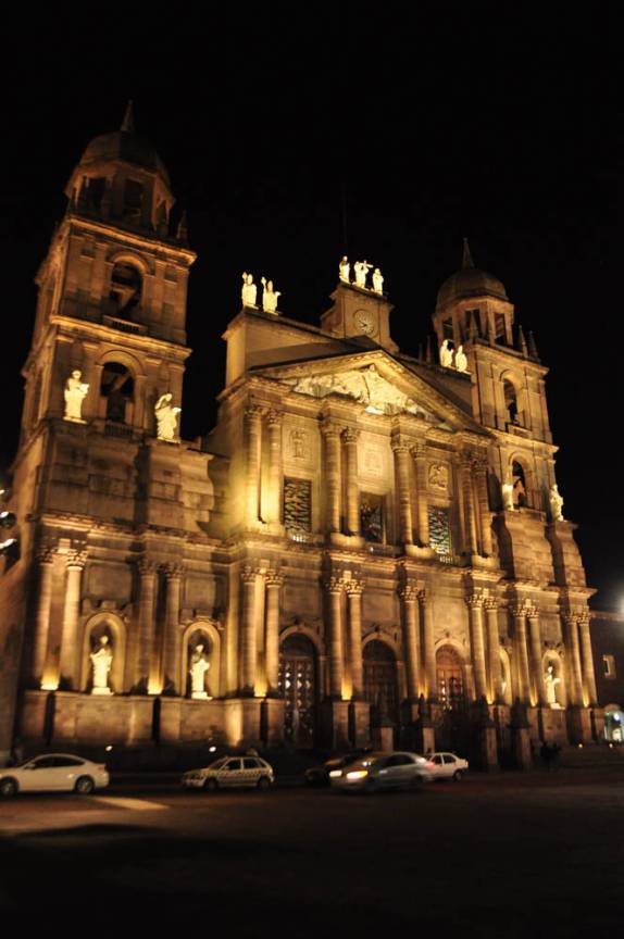 Igreja na praça central de Toluca, no México
